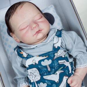 Bebê Reborn Menino de Olhos Fechados com Cabelo Escuro